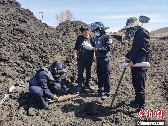 图为民警发现8枚日伪时期遗留弹药现场。　包青松 摄