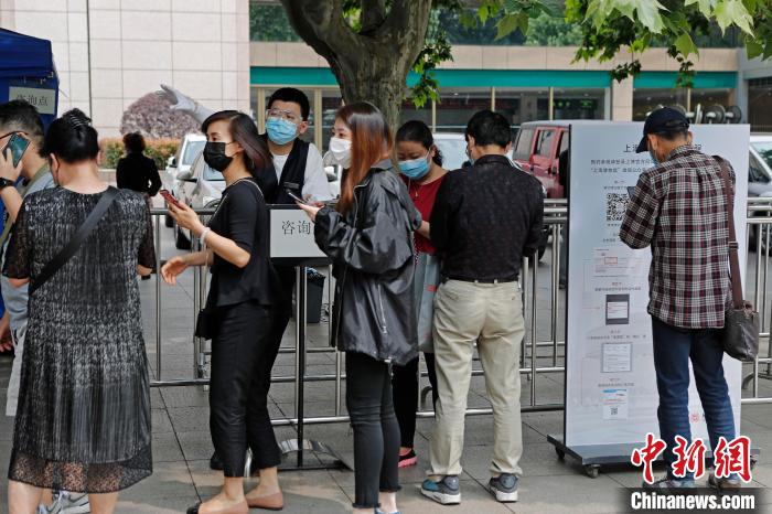 世界博物馆日民众有序预约进入上海博物馆观展