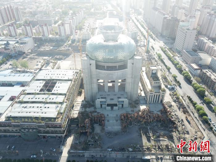 图为航拍李新民计划建设50万平米超大型项目富康天宝文旅综合体项目。　甘肃富康商贸集团供图 摄