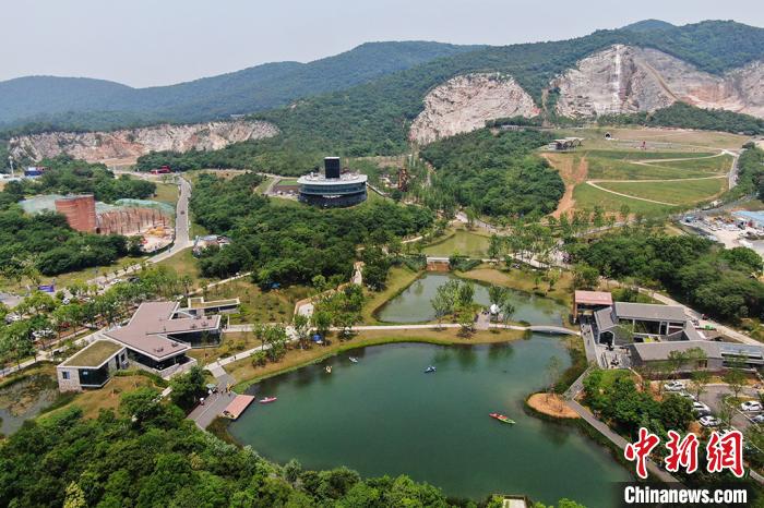 废弃矿山“华丽转身”航拍南京矿坑公园夏日风景