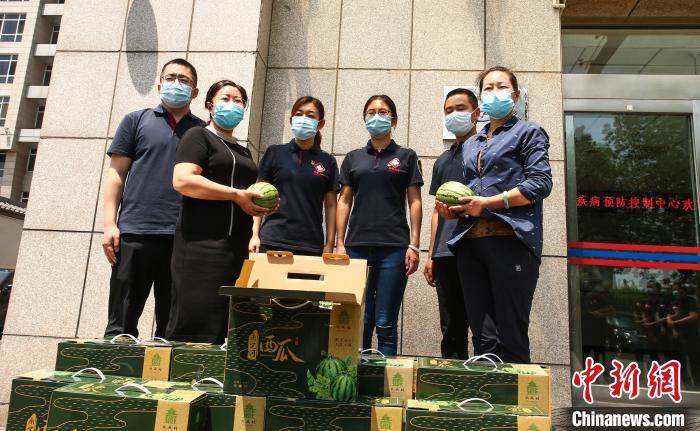 “甜蜜送瓜之旅”致敬时代英雄。图为大兴区疾控中心获赠西瓜。　北京市大兴区供图 摄