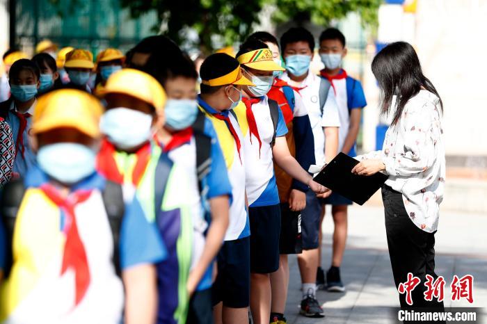 6月1日，北京市千余所中小学校的高一、高二、初一、初二以及小学六年级共计40余万名学生正式返校复课。　<a target='_blank' href='http://www.chinanews.com/'>中新社</a>记者 富田 摄