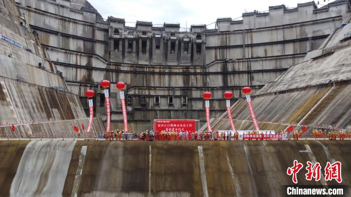 6月6日，由中国水电八局承建的白鹤滩水电站世界最大反拱型水垫塘基坑顺利充水，标志着大坝具备挡水度汛条件。　张素 摄