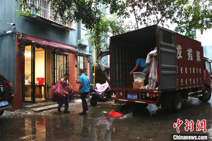 图为居住沿江小区的居民正在搬家。　林馨 摄