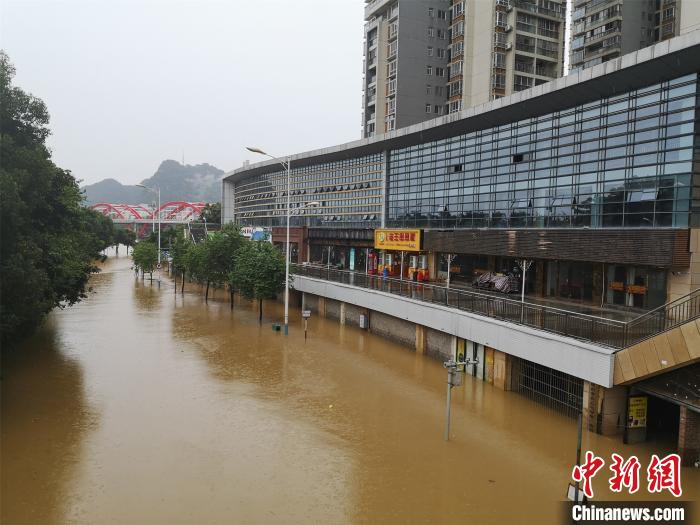 9日，持续上涨的洪水将柳州市地势低洼一带淹没。　林馨 摄