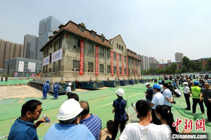 在平移期间对建筑物主体结构进行实时健康监测，确保在整个平移过程中文物本体的安全。　梁犇 摄