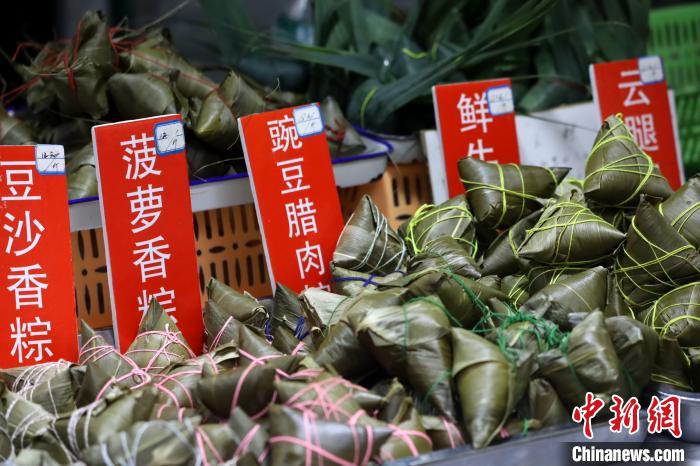 在粽子一条街，粽子的口味不止分为甜和咸，有十几种不同口味供顾客挑选。　吕杨 摄