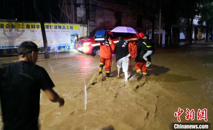 四川越西：暴雨突袭县城多处进水被淹消防紧急出动