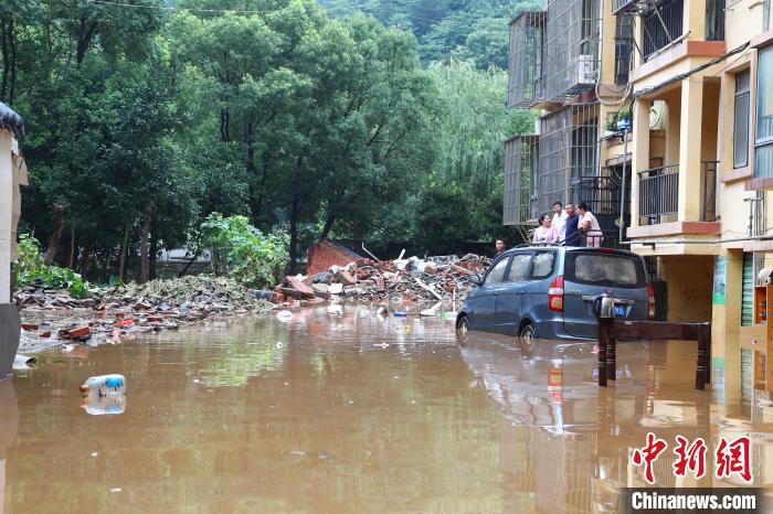 图为江西南昌湾里招贤镇湾里村，一辆汽车浸泡在积水之中。　刘力鑫 摄
