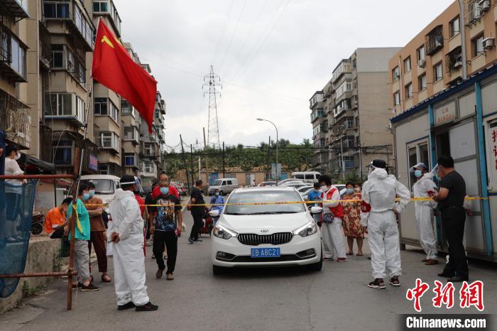 图为当地部分社区进行封闭管控。　杨毅 摄