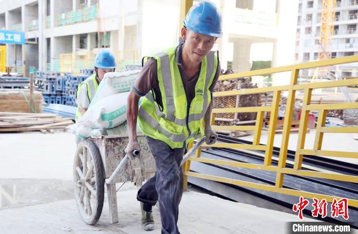 图为：两名建设工作在作业中。　李子光(通讯员) 摄