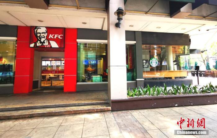 5月30日，菲律宾首都马尼拉“解封”倒计时第二天，肯德基、星巴克开张，但只接外卖，不做堂食。 <a target='_blank' href='http://www.chinanews.com/'>中新社</a>记者 关向东 摄