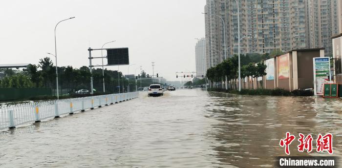 强降雨导致保定市主城区道路积水严重。　石英杰 摄