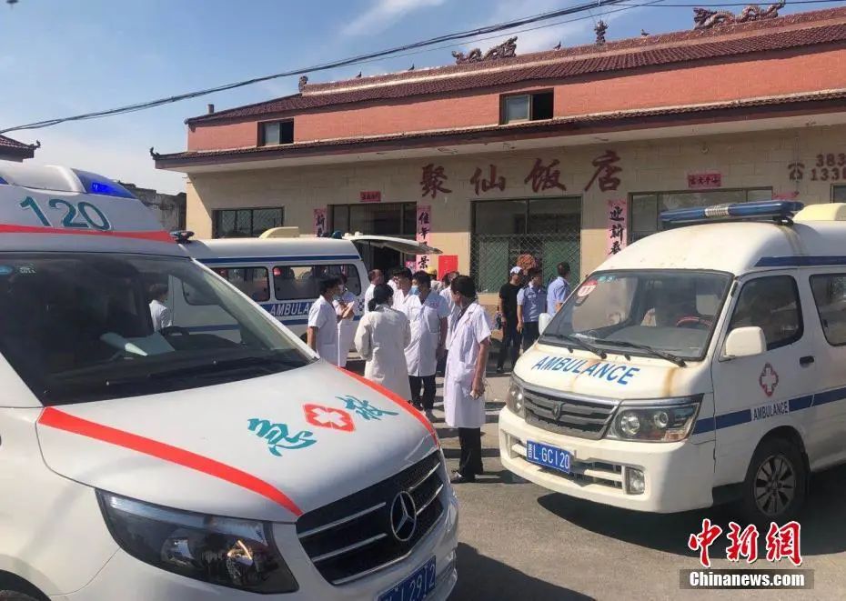 资料图：救护车辆在聚仙饭店门口等候。李庭耀 摄