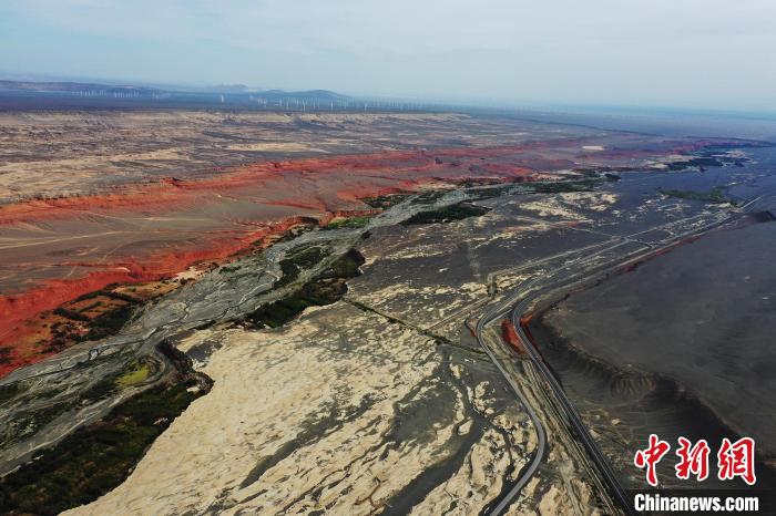 托克逊县雅丹地貌区是距离乌鲁木齐都市圈最近的雅丹地貌群，呈南北走向，长约3.5千米，宽0.6千米，由2000多个土丘组成。　李靖海 摄