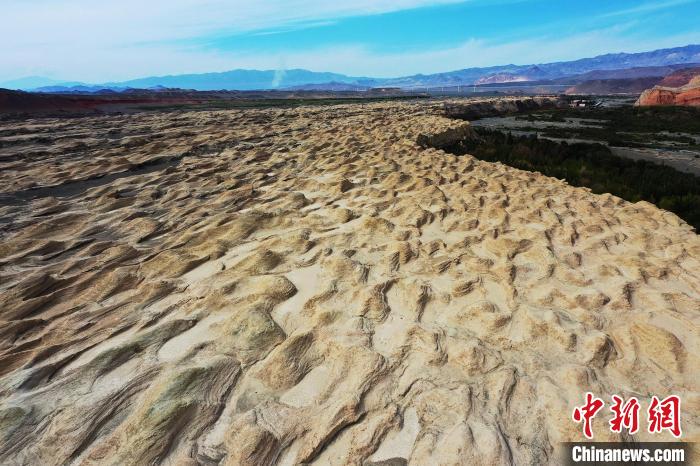 经过两次大的地壳变动，原来的湖泊变成了间夹着砂岩和泥板岩的陆地瀚海，地质学上称它为“戈壁台地”。　胡国凯 摄