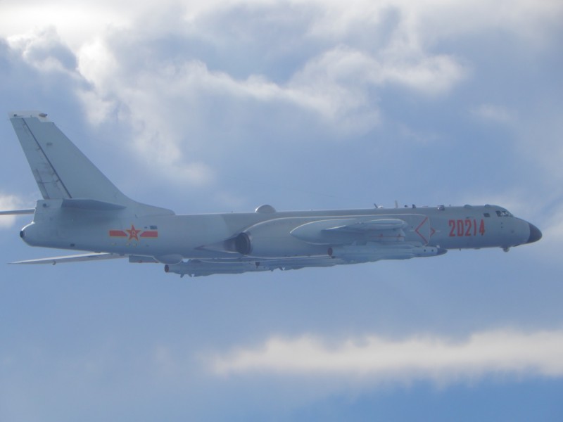 台湾防务部门发布的9月18日在台海出现的解放军轰-6轰炸机