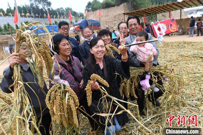 农民分享丰收喜悦。　武俊杰 摄