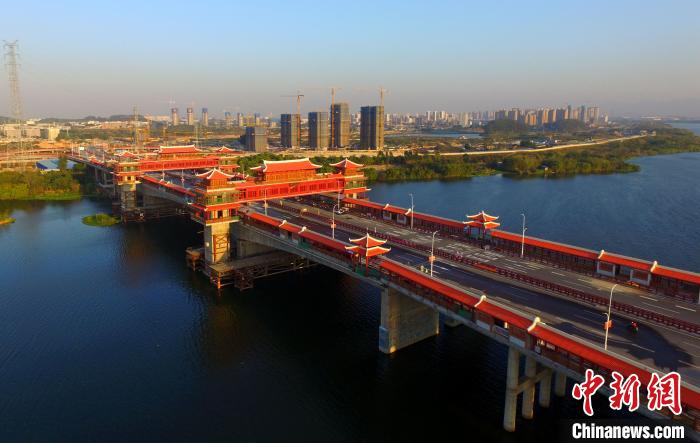 一桥飞架南北，凌空俯瞰金峰大桥，红色的廊亭、楼阁十分醒目的横跨在九龙江西溪上。　柳长兵 摄