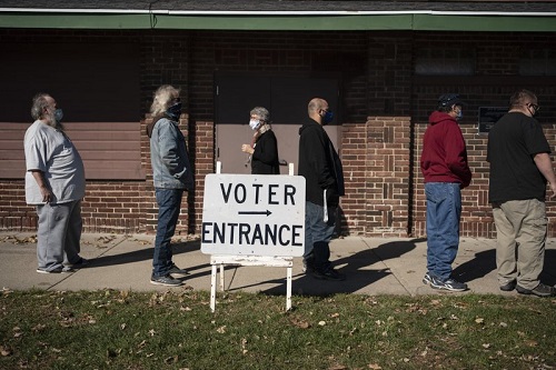 选民在威斯康星州基诺沙的选举日在投票中心外排队