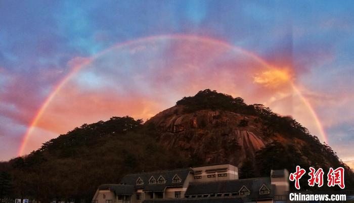 东边日出西边雨黄山现双彩虹和霞光景观