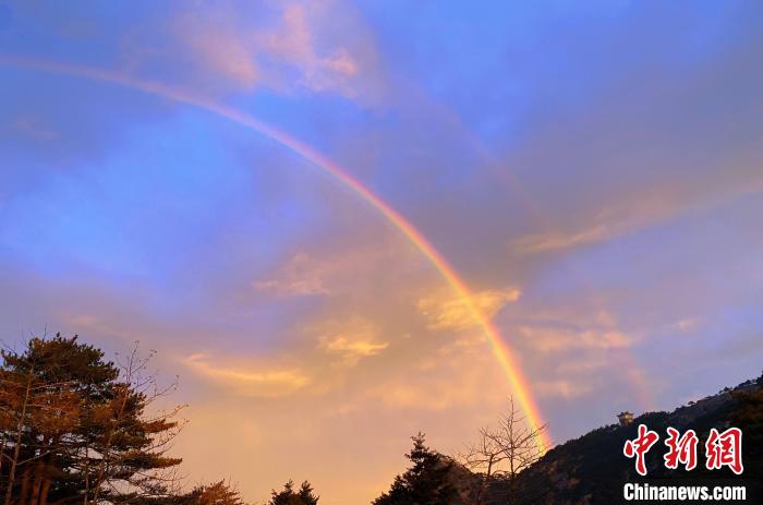 【奇！东边日出西边雨 黄山现双彩虹和霞光景观】　黄山风景区宣传部供图 摄