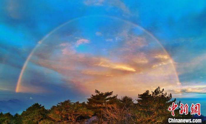 【奇！东边日出西边雨 黄山现双彩虹和霞光景观】　黄山风景区宣传部供图 摄