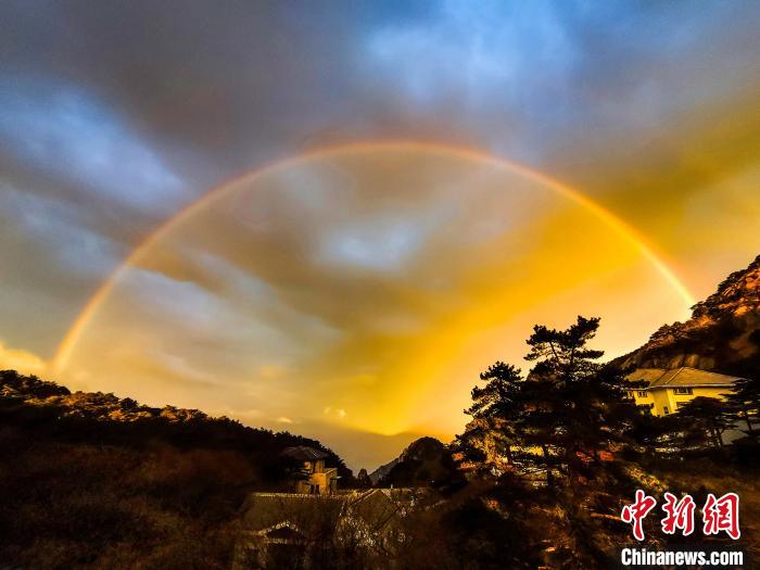 【奇！东边日出西边雨 黄山现双彩虹和霞光景观】　黄山风景区宣传部供图 摄