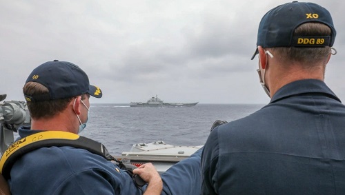 美国海军中校罗伯特·J·布里格斯与理查德·D·斯莱2021年4月4日在阿利·伯克级导弹驱逐舰“马斯廷号”驾驶舱进行水面接触观察
