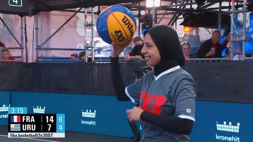 莎拉·加麦尔是奥运历史上第一个戴穆斯林头巾执法篮球比赛的女性裁判