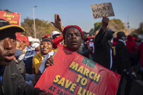 经济自由战士的成员在南非比勒陀利亚举行抗议活动，要求将来自中国和俄罗斯的疫苗纳入该国的疫苗推广计划