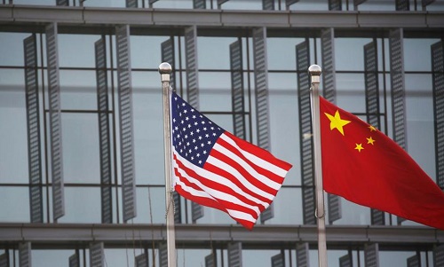 一家美资企业外的中国和美国国旗