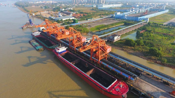 江西省九江的一艘货船上装载煤炭