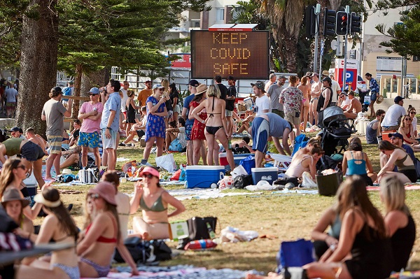 人群挤满澳大利亚海滩