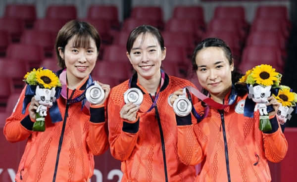 在东京奥运会乒乓球女团比赛中获得银牌的日本选手