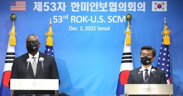 徐旭（右）和奥斯汀在第53次韩美安保会议后共同会见记者