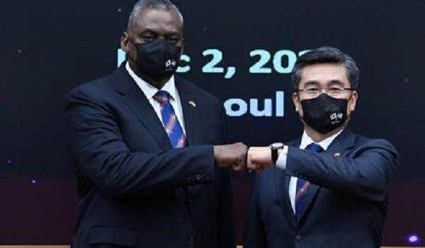徐旭（右）和劳埃德·奥斯汀在第53次韩美安保会议上碰拳致意