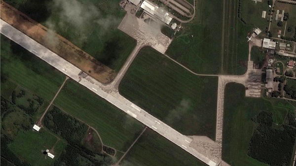 卫星图像显示，富阿阿莫图国际机场的主跑道因火山灰部分阻塞