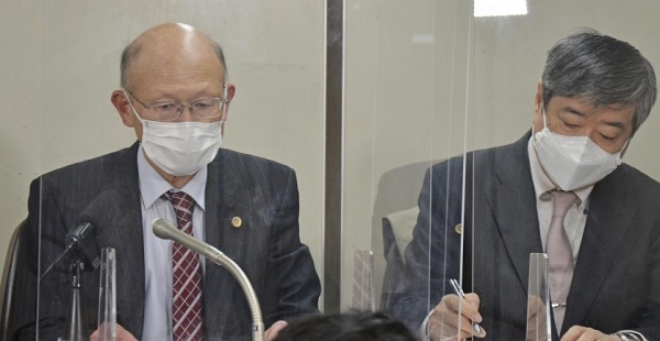 儿童甲状腺癌发病集体诉讼的律师团团长井户谦一（左）等在东京霞关的司法记者俱乐部召开记者会