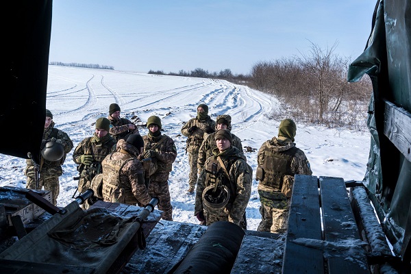 乌克兰士兵在乌克兰东部的沃尔诺瓦卡区训练