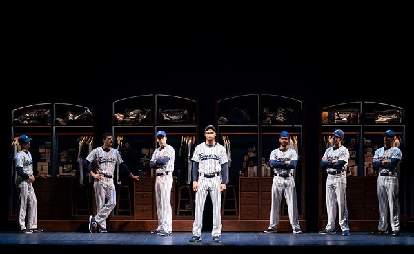 杰西·威廉姆斯（中）在纽约百老汇复兴棒球主题“Take Me Out”的表演