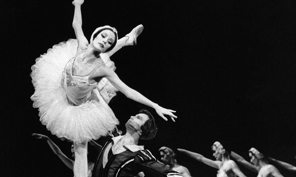1977 年 3 月 2 日，在多伦多奥基夫中心，加拿大国家芭蕾舞团天鹅湖芭蕾舞团的凯伦·凯恩和弗兰克·奥古斯丁搭档