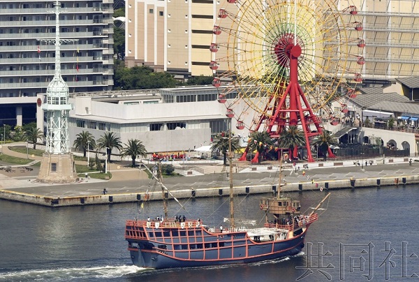 开展社会实验的观光船“Santa Maria”驶入神户港（近处）