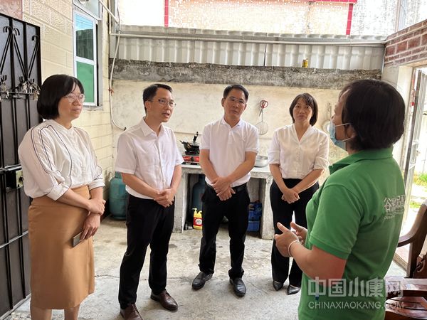 开平市苍城镇党委书记余伟权（左二）、党委副书记谢翠华（左一）及关杰初、吴绮兰伉俪（左三、左四）入户走访困难家庭。