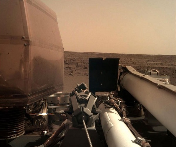 火星车使用其安装在机械臂上的仪器相机拍摄了这张图像