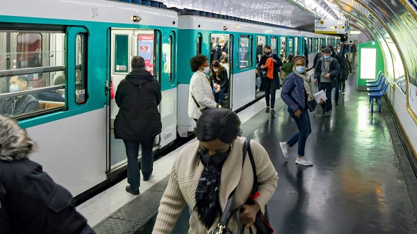 法国地铁上人们戴着口罩