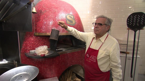 Pizzaolo Antonia Starita 在他的燃木披萨烤炉前