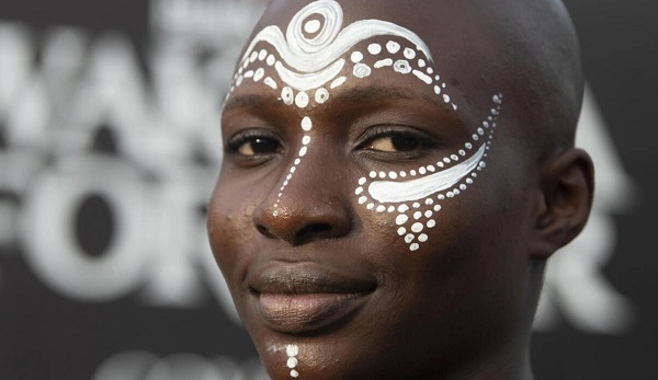 尼日利亚拉各斯举行的“黑豹：永远的瓦坎达”非洲首映式上的一位粉丝