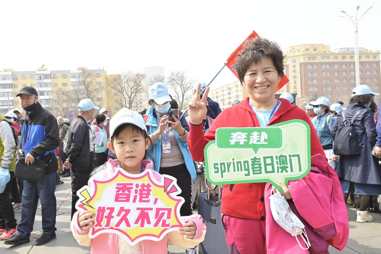 游客搭乘旅游专列游港澳。原勇 摄