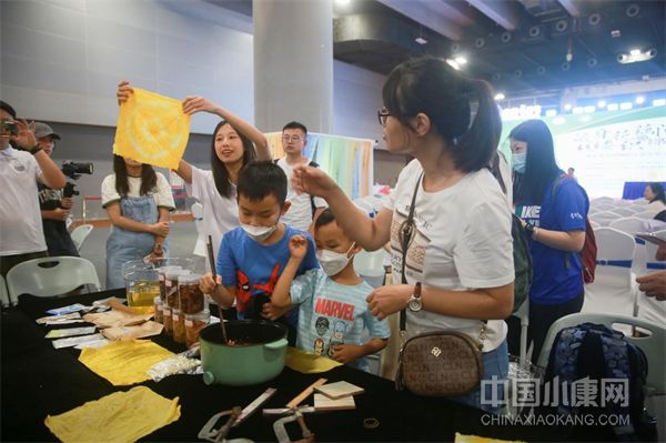 “丝缕织锦绣——藕丝荷花织物的工艺分享与体验”活动现场